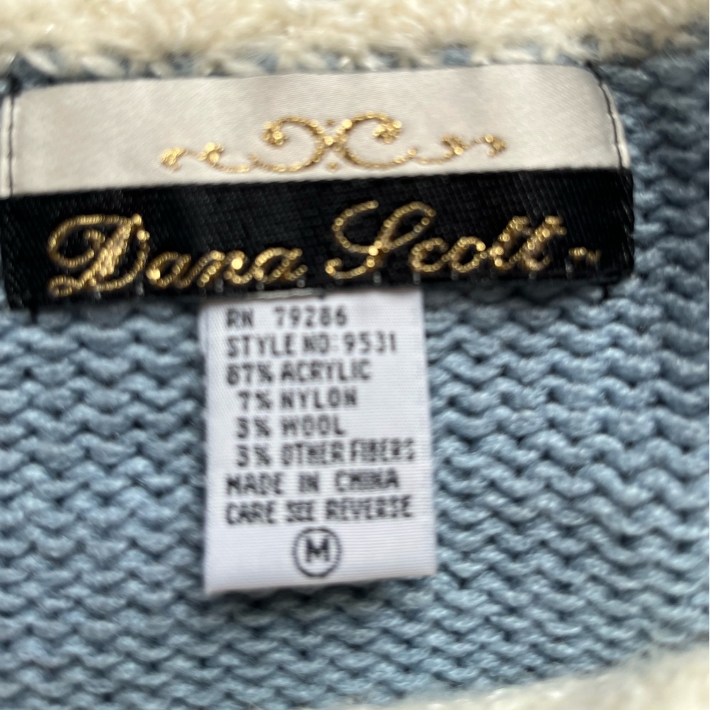 Vintage women’s Dana Scott feminine crew pull over blue cream sweater. Medium - Picture 7 of 14